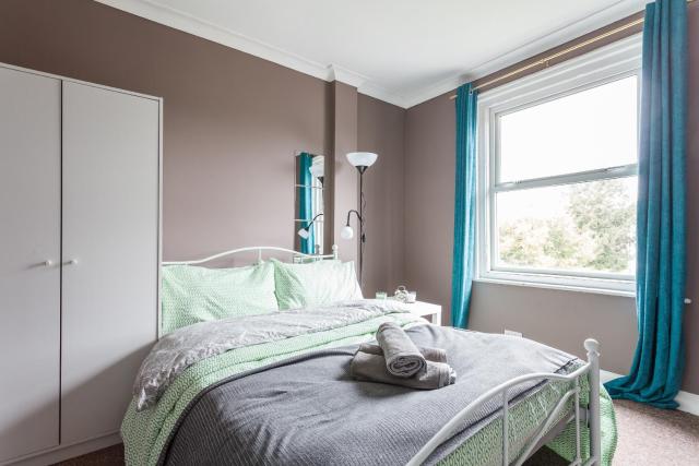 Shirley House 1, Guest House, Self Catering, Self Check in with smart locks, use of Fully Equipped Kitchen, Walking Distance to Southampton Central, Excellent Transport Links, Ideal for Longer Stays