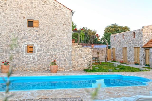 Heritage House Vrime - stone house with heated pool