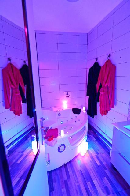 Luxe Sauna Privatif et Grand bain Jacuzzi à deux à Biscarosse Plage pour Nuit Romantique avec décoration LED et Bougies