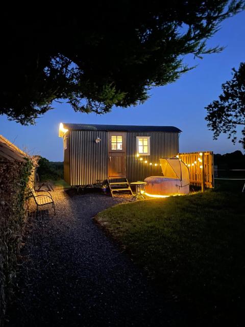 Sheelin Huts Blue, Hot-tub available From 1st April until 1st November