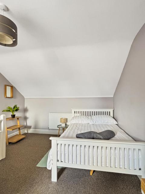 Amaya Five - Newly renovated - Very spacious - Sleeps 6 - Walking distance to town centre - Grantham