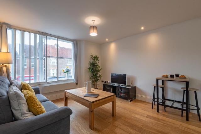 Cosy & Bright 2 Bedroom Apartment in Newbury Town Centre - SLEEPS 7