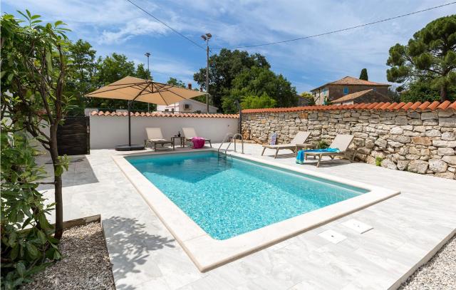 Gorgeous Home In Porec With Wifi