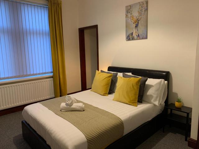 Rodsley - 2 bedroom 1st floor flat Free Parking WiFi and Netflix