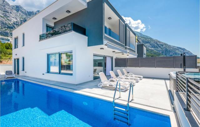 Nice Home In Makarska With Jacuzzi