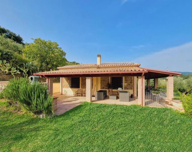 VILLA in 8 ettari di campagna, a 20' dal mare