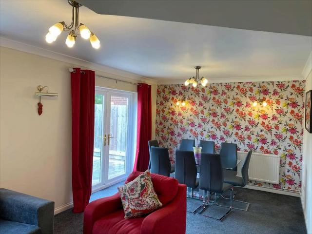 Exclusive Homely Cambridge 4 bed house with free parking, big garden and sleeps 10