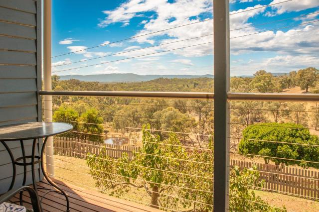 The views!Lovely apartment on acreage with magnificent views, dog friendly