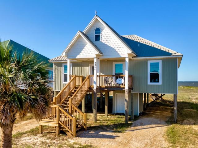 Tropical Paradise - North side beach beauty! PET FRIENDLY - Swimming, Kayaking, Boating or Fishing are just steps away! home