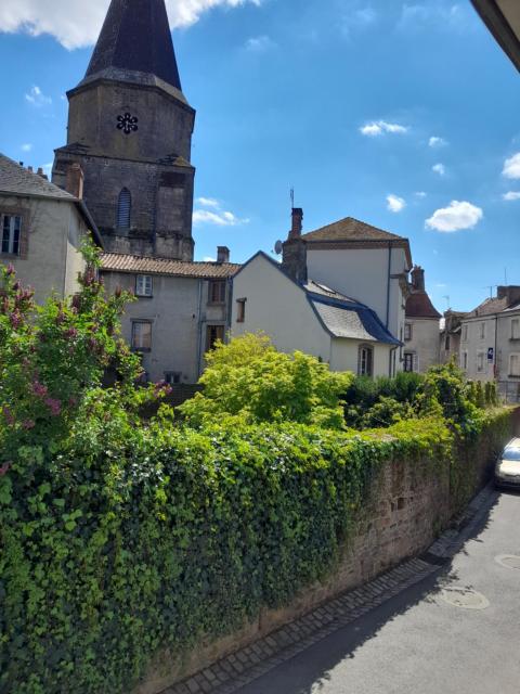 Belle maison de ville sur 2 étages dans le quartier historique paisible de la ville avec terrasse privée ensoleillée