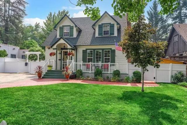 1930s Queen Anne Historic Downtown Retreat