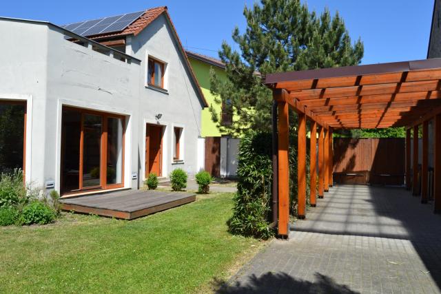 Large house with parking, 30 min to Prague center