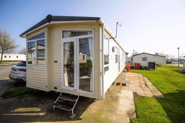 Beautiful 8 Berth Caravan For Hire At Sand Le Mere In Yorkshire Ref 71017J