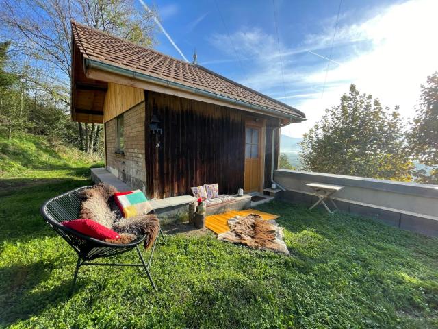 Jolie cabane avec jacuzzi pour les amoureux de la nature