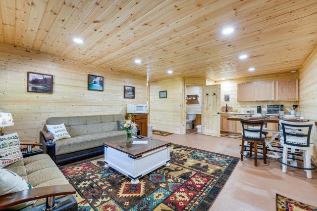 Charming Cabin Near Roaring River State Park!