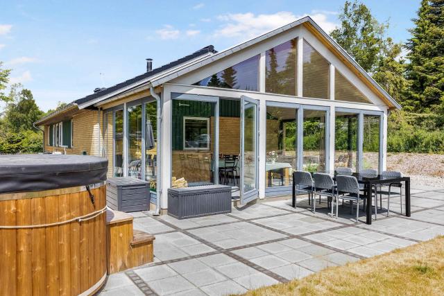 Holiday Home With Outdoor Jacuzzi And Shelter