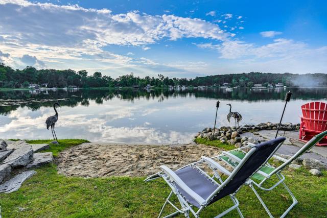 Immaculate Howell Villa on Pardee Lake with Grill!