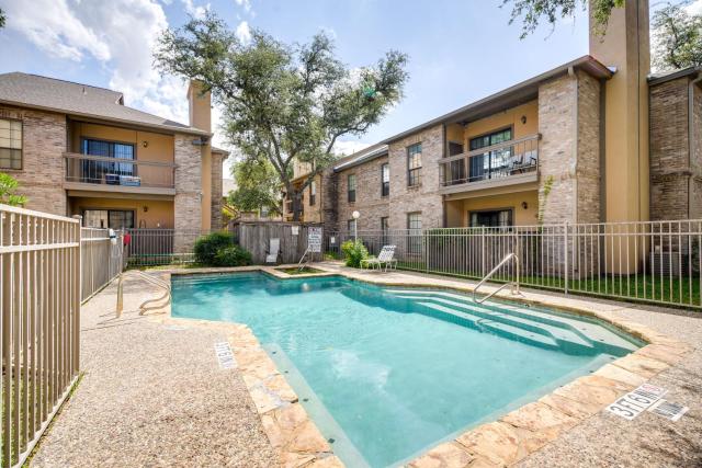 Charming San Antonio Condo with Pool and Hot Tub!