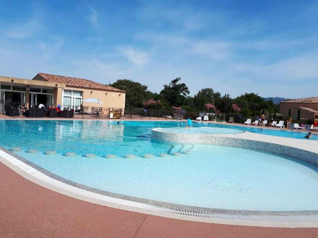 Maison conviviale a Aubignan avec piscine partagee