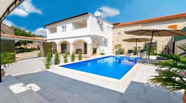 Villa Martin - Fast WiFi, Near restaurant, Fenced Yard, Pavilion, Center of Village