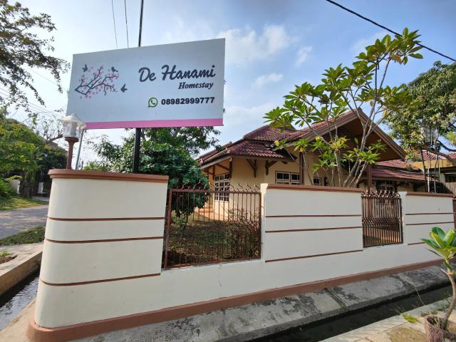 De Hanami Homestay Setrayasa