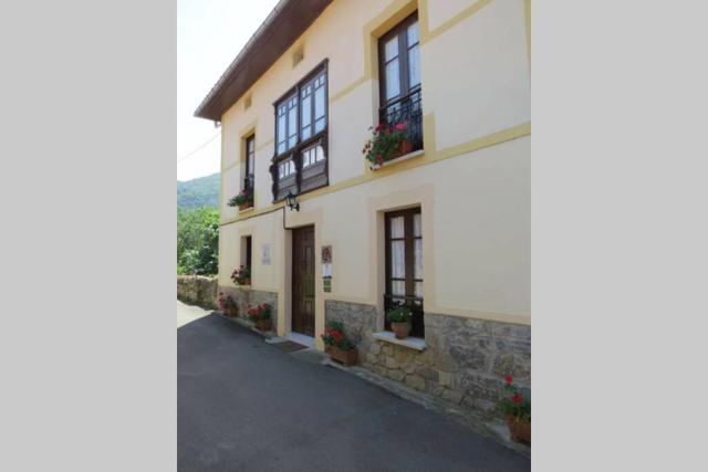 Casa del Cuetu. Traditional village house in Asturias