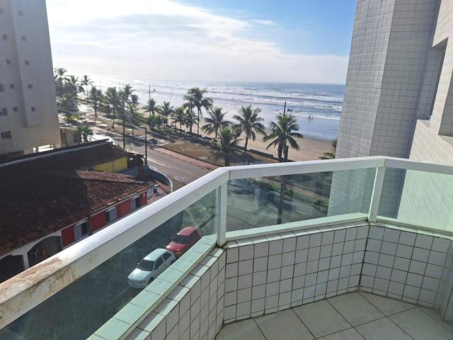 Apartamento frente da praia com varanda em Mongaguá