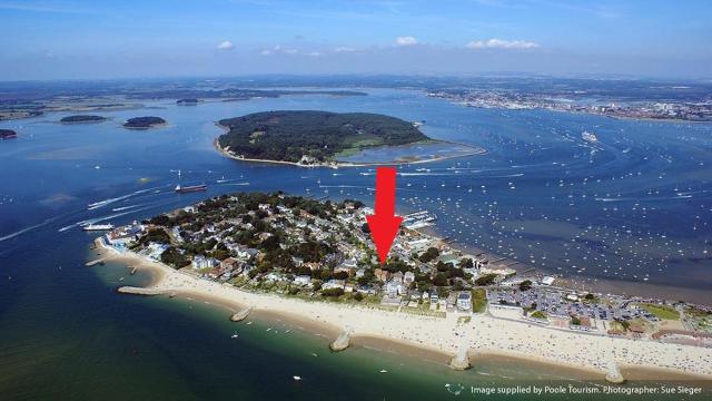 Top Floor Sandbanks Apartment with Free Parking just minutes from the Beach and Bars