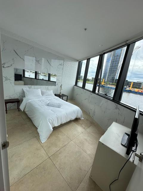 Yarra river waterfront stunning water view two entrance big apartment see fire works downstairs paid swimming pool Gym and private spa free city tram