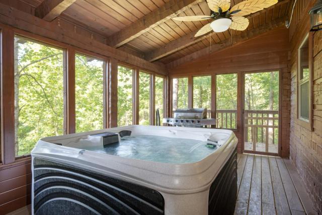 Dudley IV by AvantStay Cosy Cabin w Hot Tub Sweeping Views