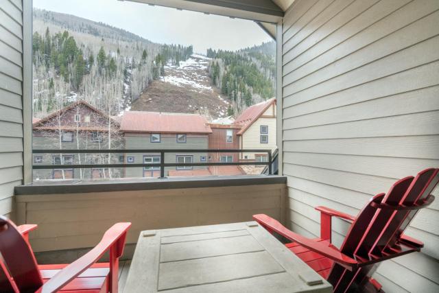 Cimarron Lodge 35 by AvantStay Ski-InSki-Out Property in Complex w Two Hot Tubs