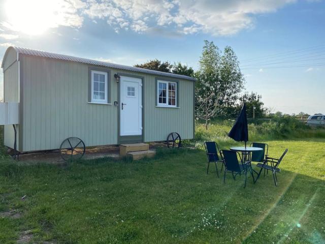 Beautiful 1 Bed Shepherd Hut in Warwickshire