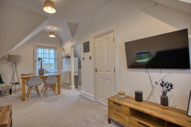 ENTIRE 1 or 2 bed Apt in Folkestone's BEST 'West End' area - MODERN, SPACIOUS and COMFORTABLE with PARKING inc