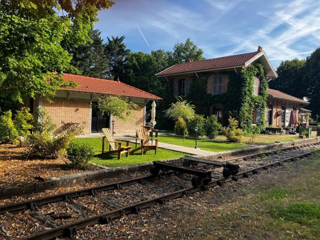 Échappée Enchantée dans une Ancienne Gare au Bord de la Forêt d'Orléans - FR-1-590-268