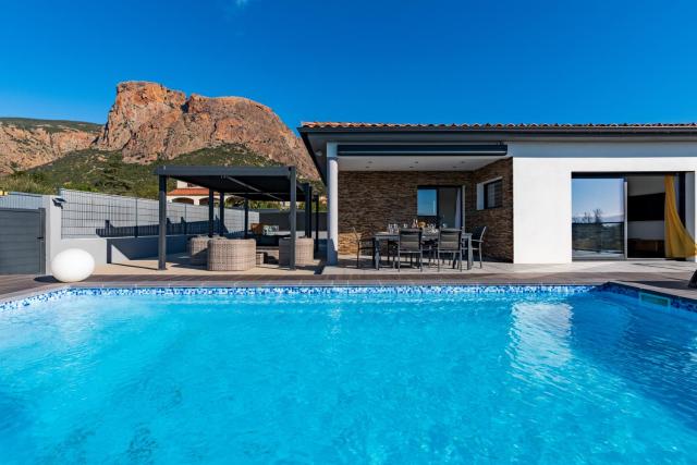 Afa proche Ajaccio, magnifique villa avec piscine privée 8 personnes