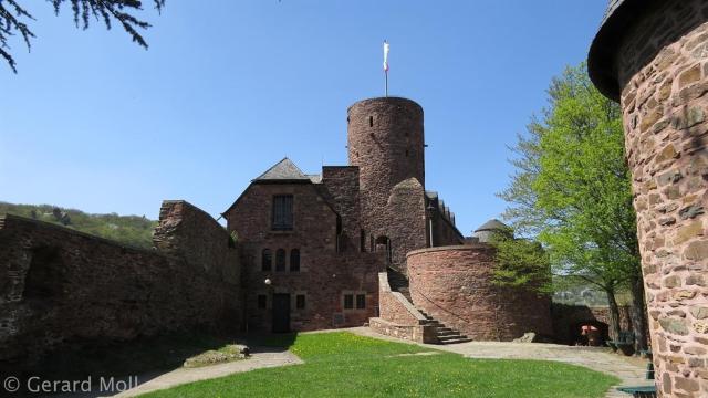 Burg Zimmer auf ca. 70 m²