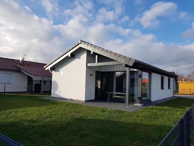 Freistehendes Premium-Ferienhaus mit 313 qm Grundstück, eingezäunt, WLAN, Waschmaschine, direkt Nordsee im Feriendorf Eckwarderhörne