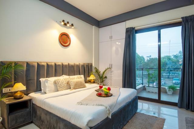 Serviced Apartment near Medanta by BedChambers