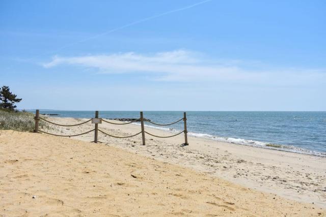 Walk to Nantucket Sound Beaches