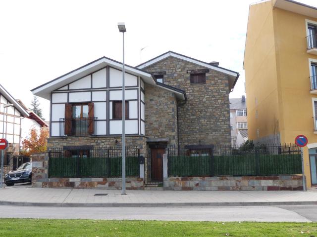 Casa con jardín frente ciudadela