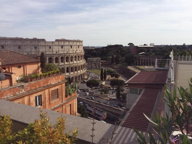 SUPERATTICO SUL COLOSSEO