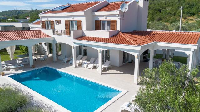 Villa Olivia - Peaceful Family Paradise Near Beach