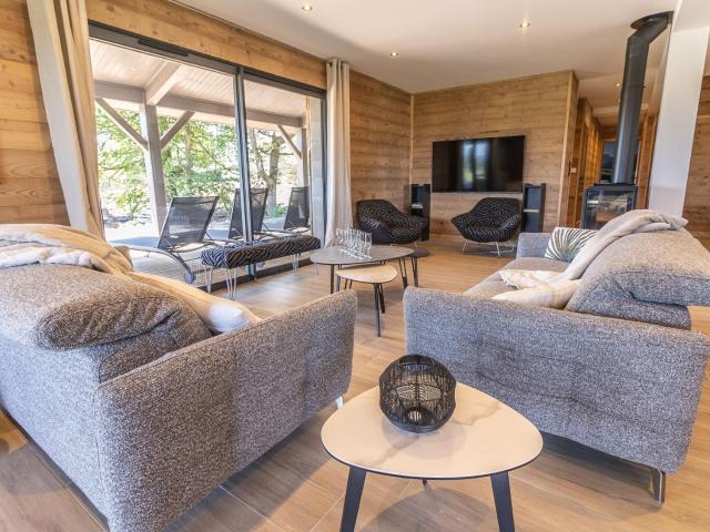 Lodge de luxe avec bain à remous, salle de sport, piscine, et options spa et golf - FR-1-582-381