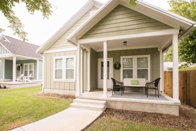 Chic Thomasville Home Walk to Downtown!