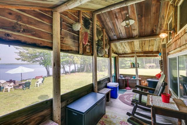 Peaceful Lakefront Cabin Getaway Dock, Fire Pit!