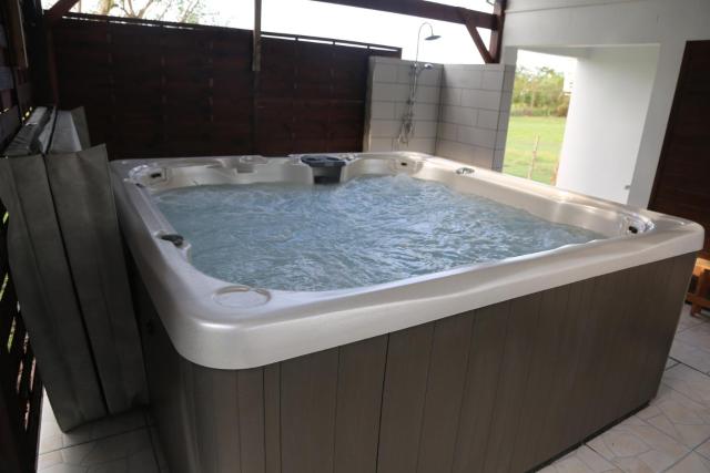 Joli bungalow avec jacuzzi chez Roberto