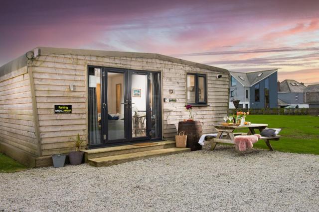 Wheal Amelia- Beautifully Fitted Wooden Lodge Helston Cornwall