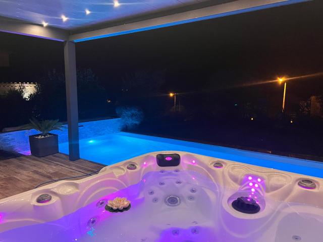 Suite romantique Le temps d'un Instant Loveroom Hammam jacuzzi piscine