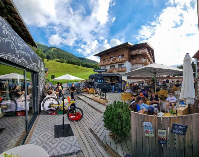 SKILL Mountain Lodge - Ski und Bike Hostel im Sommer mit JOKER CARD