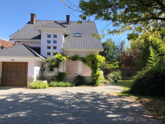 La Maison de la Douce Heure, 4 appartements climatisés avec jardin au centre ville proche des Thermes